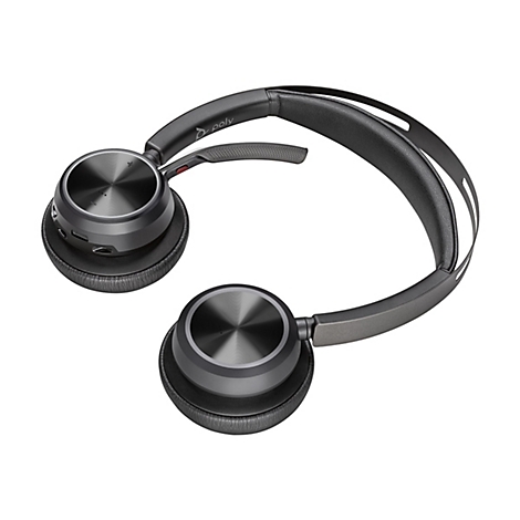 Drahtlose schwarze Kopfhörer der Marke Poly. Der Kopfbügel und die Ohrpolster sind schwarz. Die Ohrmuscheln sind metallisch und haben Knöpfe und Anschlüsse.