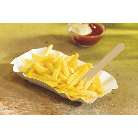 Pommes Frites in einer Papierschale mit Ketchup und Mayo im Hintergrund. Ein Holzbesteck steckt im Essen.