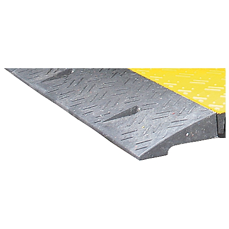 Gros plan sur une rampe de passage de câbles grise avec une surface rainurée et une section jaune adjacente.