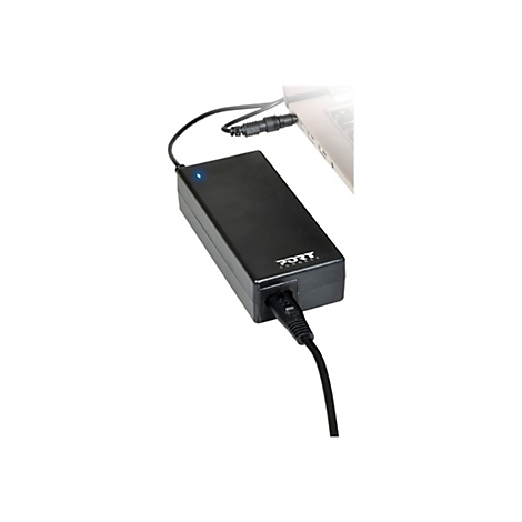 Schwarzes Laptop-Netzteil mit Kabel und Stecker, an Laptop angeschlossen. Logo: PORT.