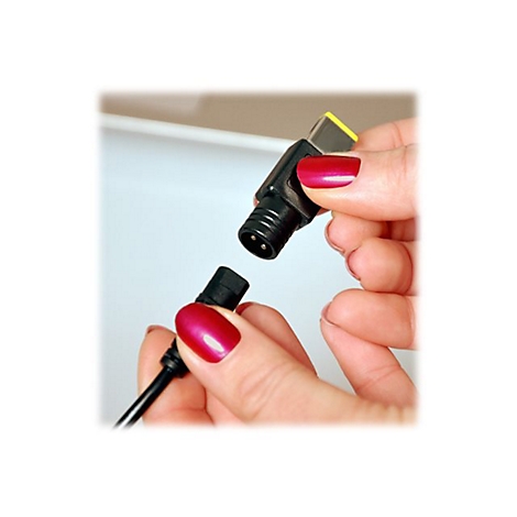 HÃ¤nde halten einen schwarzen Stecker und einen Stecker, die verbunden werden. Die Finger haben roten Nagellack.