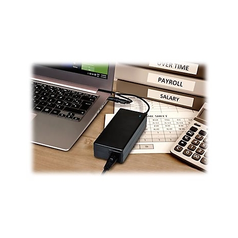 Un chargeur d'ordinateur portable noir est posÃ© sur un bureau, Ã  cÃ´tÃ© d'un ordinateur portable, d'une calculatrice et de dossiers avec les Ã©tiquettes OVER TIME, PAYROLL et SALARY.