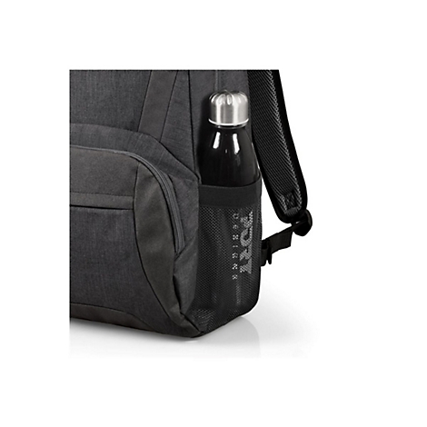 Dunkler Rucksack mit Trinkflasche in Seitentasche. Flasche aus Metall, Rucksack aus Stoff.
