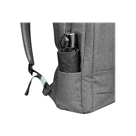 Grauer Rucksack mit einem kleinen schwarzen Regenschirm in der Seitentasche.