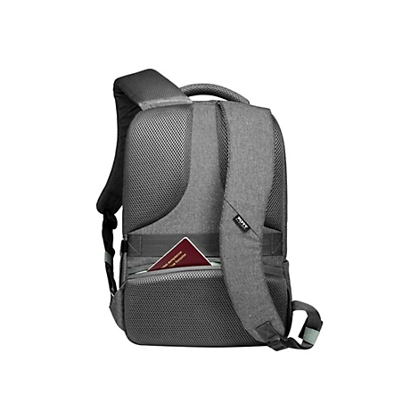 Grauer Rucksack mit Netzstoff. Ein roter Pass steckt in der Seitentasche.