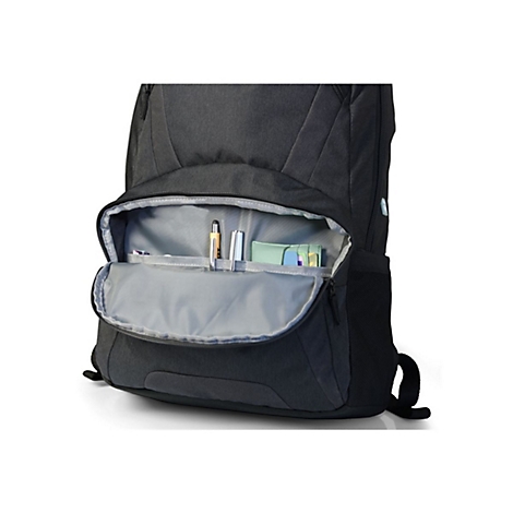 Schwarzer Rucksack mit offenem Fach. Stifte, ein Etui und Notizzettel sind sichtbar.