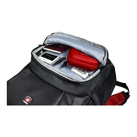 Schwarzer Rucksack, teilweise geÃ¶ffnet, gefÃ¼llt mit GegenstÃ¤nden: Smartphone, rotes Etui, Stift, Reisepass, weiÃŸes Etikett.