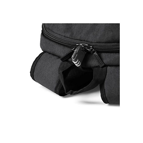 Nahaufnahme eines schwarzen Rucksacks mit ReiÃŸverschluss und Zahlenschloss.