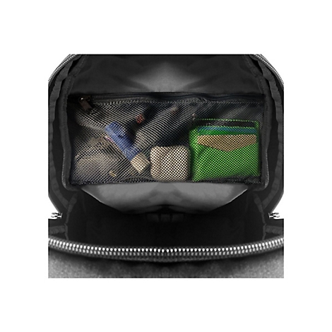 Schwarzer Rucksack-Innenraum mit Netztasche, gefÃ¼llt mit verschiedenen GegenstÃ¤nden: Asthmaspray, Karten, ein kleines Tuch.