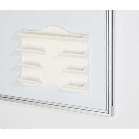 Una estantería de pared color crema sobre un fondo blanco, dentro de un marco plateado. La estantería está dividida en cinco niveles.