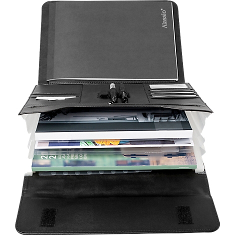 Porte-documents noir ouvert rempli de documents, stylos et cartes. On peut lire Alassio.