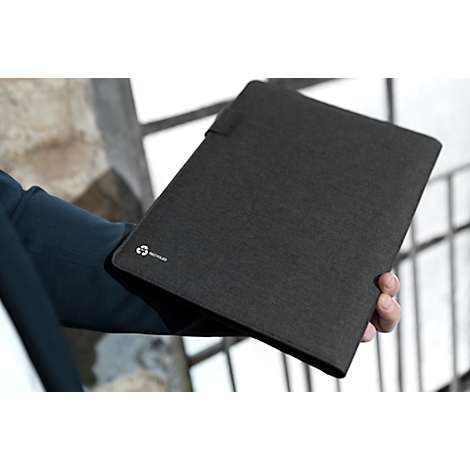 Une personne tient un étui noir avec un logo. Le fond est flou.