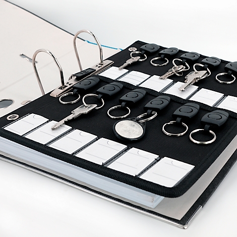 Un classeur noir avec des porte-clés. Les clés et les clés électroniques sont logées dans le support.