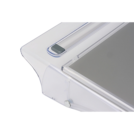 Gros plan d'un boîtier en plastique transparent avec un bouton gris et une surface grise.
