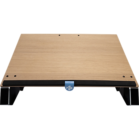 Un support pour ordinateur portable en bois clair sur des pieds noirs. Il y a une bande noire en bas. Un logo bleu est attaché au milieu.