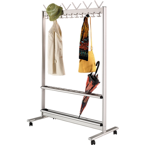 Porte-manteau avec chapeau, manteau, écharpe, sac et parapluie.