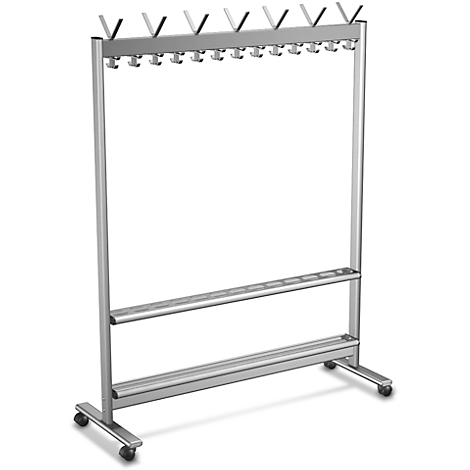 Un portemanteau argenté avec des crochets. En dessous se trouve une étagère et des roulettes.