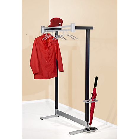 Un portemanteau noir et argenté avec une veste rouge, un chapeau rouge et un parapluie rouge.