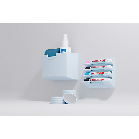 Étagère murale bleu clair avec nettoyant, chiffon en microfibre et porte-stylo avec stylos Edding, sur fond blanc.