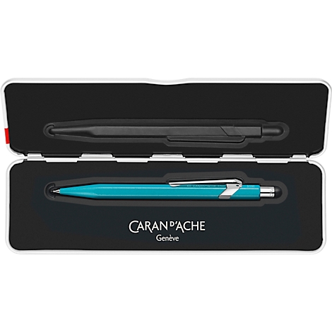 Étui à stylo ouvert avec deux stylos à bille. L'un est noir, l'autre bleu turquoise. Le texte 'Caran d'Ache Genéve' est en bas.