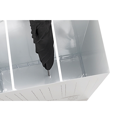 Gros plan d'une boîte à parapluie blanche avec un parapluie noir fermé. La boîte comporte des séparateurs verticaux et une base transparente.
