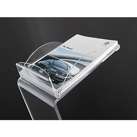 Porte-brochure transparent, rempli d'une brochure. Une voiture est représentée sur la brochure, au-dessus de laquelle est écrit "Der Passat".