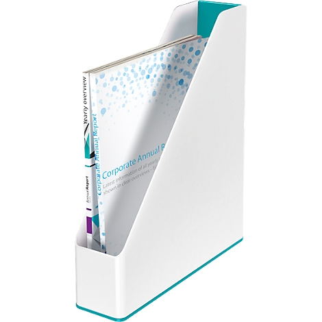 Porte-revues blanc, avec des accents bleu-vert, contenant une pile de rapports annuels.