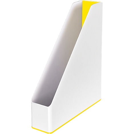 Corbeille à papier blanche et inclinée avec des touches de jaune. Jaune à l'intérieur. Angulaire, minimaliste.