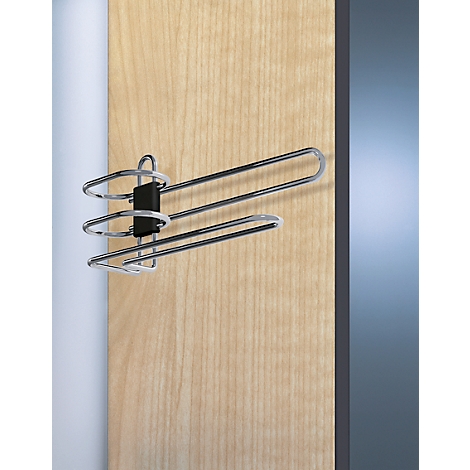 Porte-pantalons en métal avec trois barres fixées à une porte en bois, prise de vue détaillée.