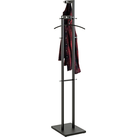 Porte-manteau noir avec chemise rouge. Le support a une base carrée, deux colonnes verticales et des cintres.