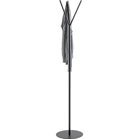 Portemanteau noir avec cintres. Un pull gris est accroché aux cintres.