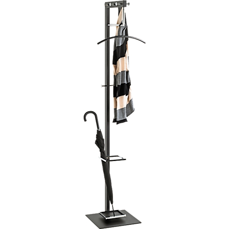 Porte-manteau en métal noir avec parapluie, écharpe et cintre. Base carrée, avec étagères horizontales.