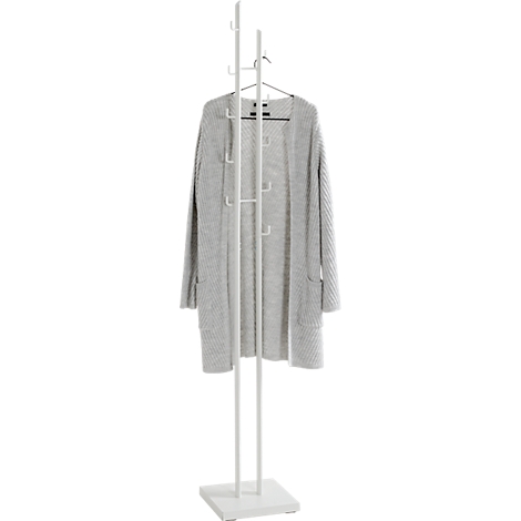 Un porte-manteau blanc avec un cardigan gris. Le support a des crochets et un cintre noir.