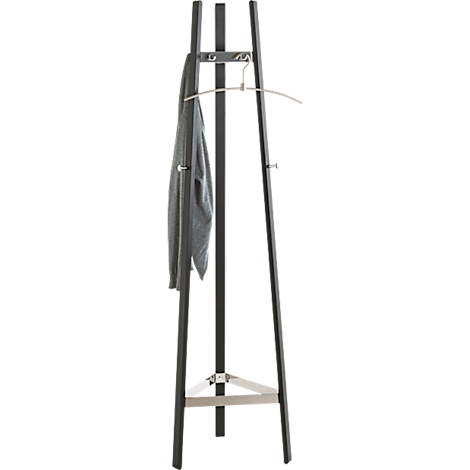 Porte-manteau noir avec un cintre, un vêtement gris et des éléments argentés.