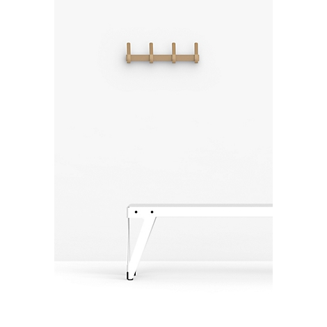 Mur blanc avec des patères en bois et un banc blanc.