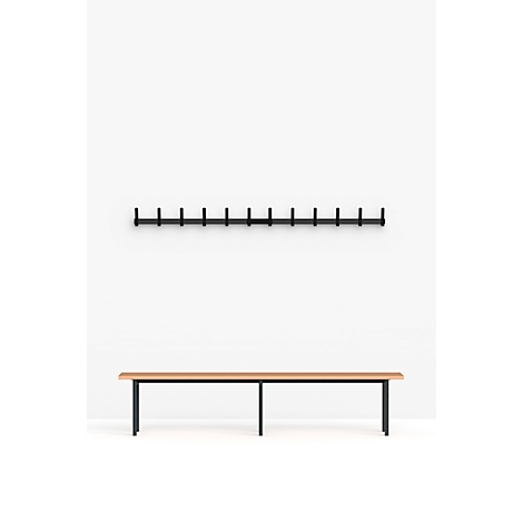 Une patère avec des crochets et un banc sur fond blanc.