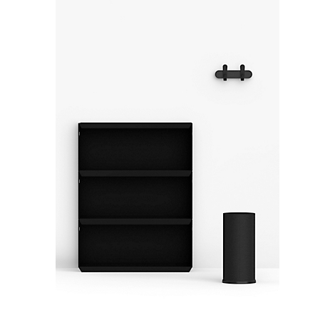Étagère noire à trois niveaux, poubelle et crochet mural contre un mur blanc.