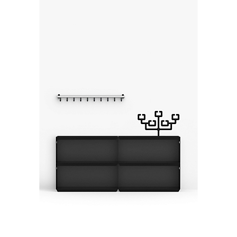 Étagère noire à quatre compartiments, barre à crochets et décoration au-dessus.