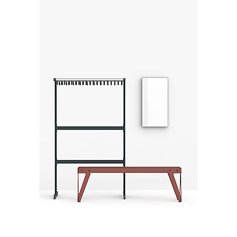 Porte-manteau, banc et étagère blanche devant un mur blanc.
