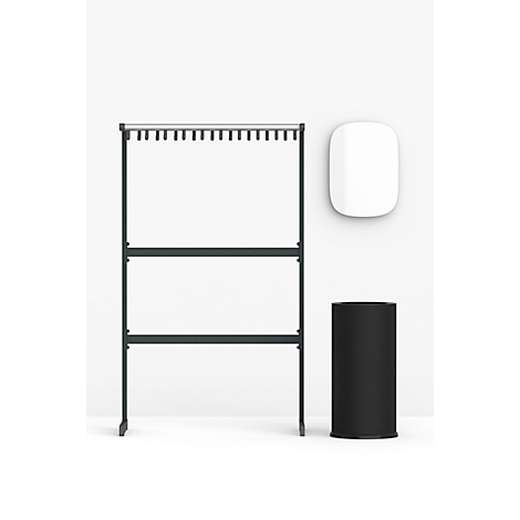 Porte-vêtements gris avec deux étagères, poubelle noire et miroir mural blanc.