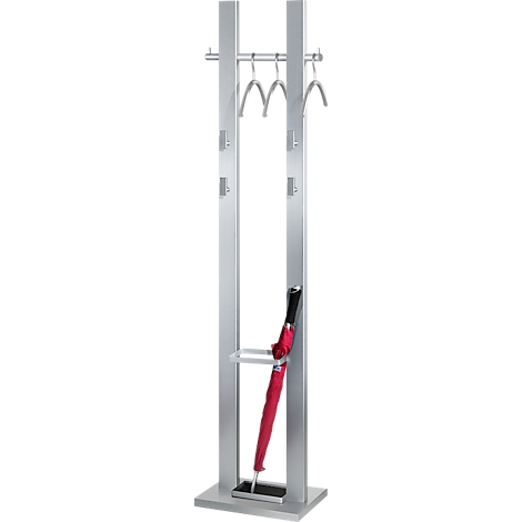 Porte-manteau argenté moderne avec cintres et un parapluie rouge dans le porte-parapluie.