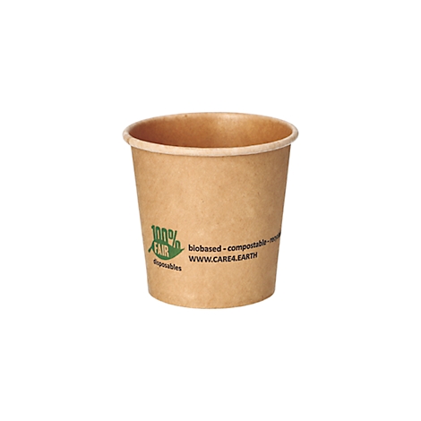 Braune Pappbecher mit grünem Aufdruck und Text: 100% fair, biobased-kompostierbar. Auf weißem Hintergrund.