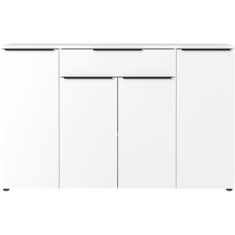 Wit dressoir met zwarte handgrepen. Het meubel heeft deuren en laden die in een rechte lijn zijn opgesteld.