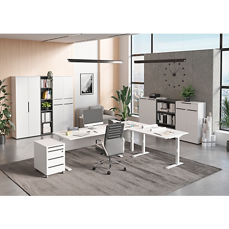 Een modern kantoor met een witte bureau, stoel, kasten en planten.