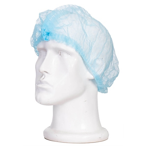 Un bonnet chirurgical bleu clair sur une tête de mannequin blanche, sur fond blanc.