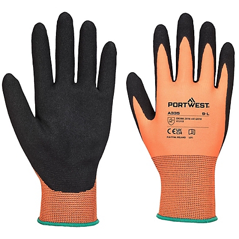 Zwei Handschuhe: Schwarz mit orangefarbener Handfläche. Auf einem ist das Logo "Portwest" und Grössenangaben zu sehen.
