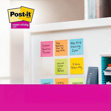 Nahaufnahme von Post-it-Zetteln an einer weißen Oberfläche. Auf den Zetteln stehen Notizen wie "Update Benefits Packet" und "New hire training 2pm".