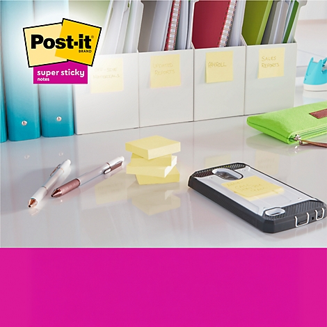 Gelbe Post-it-Notizen und eine Schachtel mit der Aufschrift "Post-it super sticky" und einem Angebot "14+2 Gratis".