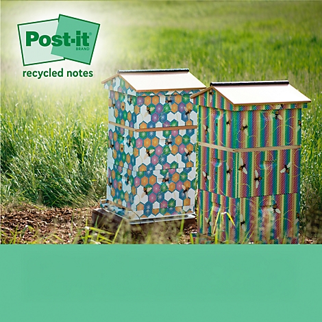 Zwei Bienenkörbe mit Post-it-Notizen dekoriert auf einer Wiese; Post-it-Logo links oben, Text: recycled notes.