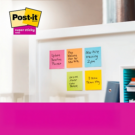 Bunte Post-it-Zettel mit Notizen an einer weißen Wand. Beschriftungen: Update Benefits, Prep Welcome, New Hire Training, Order More Copy Paper, 8:00 AM Team Mtg.